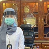 ممرضة سعودية تصنع غطاء واقي من كورونا في منزلها Saudi nurse creates a protective face shields against coronavirus
